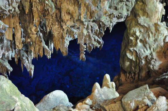 Por entre as rochas e formações, a cor inacreditável do lago da Gruta Azul, em Bonito, no Mato Grosso do Sul